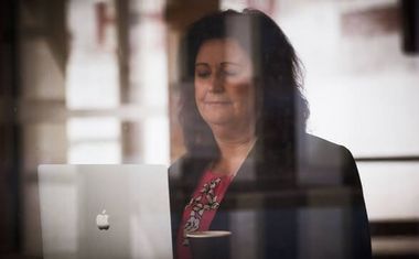 Annica kollar i en dataskärm
