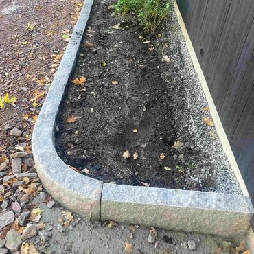 kantsten runt rabatt vid hästgård i Kvicksund