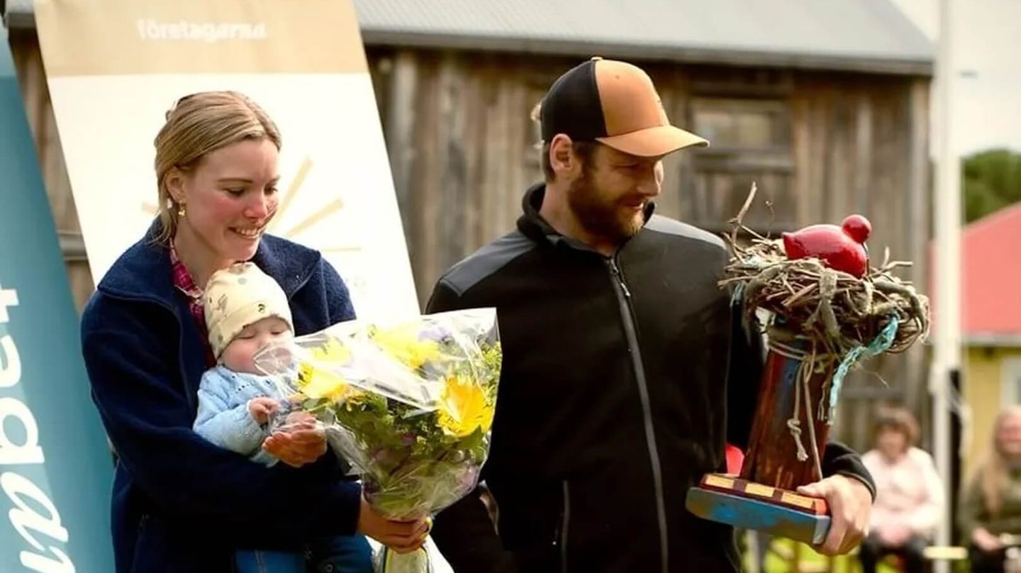 Charlie och Paulina West tar emot Årets Muntergök 2025