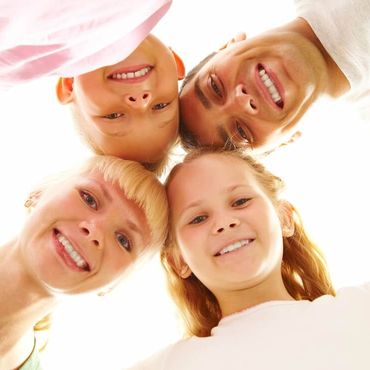 Familienoberhäupter stehen im Kreis