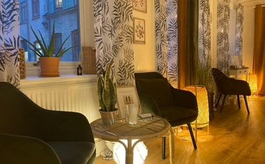 I väntrummet på Massageterapeuten Göteborgs mottagning, med fåtöljer och mysig belysning. 