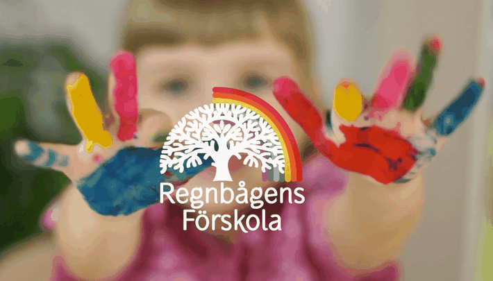 Bild på en flick med färg på sina händer