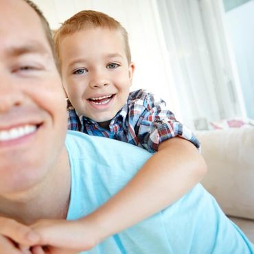 Vater und Sohn lächeln