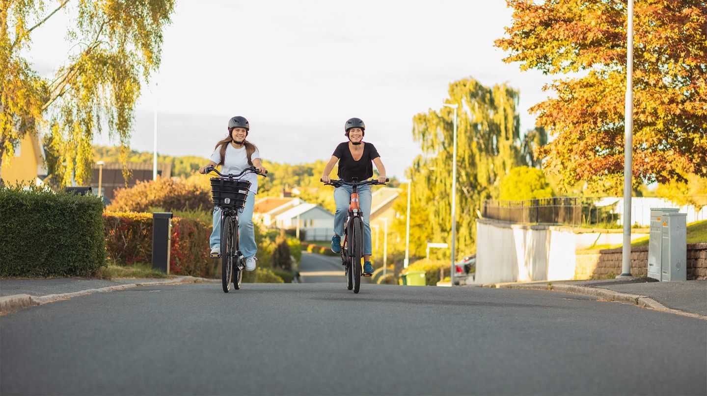 Två cyklister på en väg