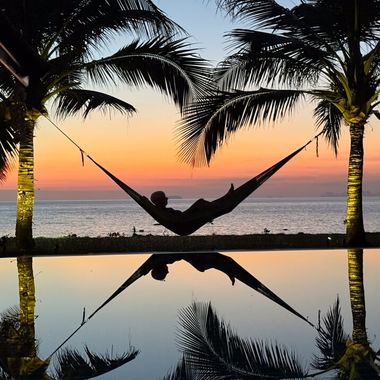 Fototavla: Man i hängmatta i solnedgången i Koh Lanta, Thailand. Fotograf: Anders Andersson