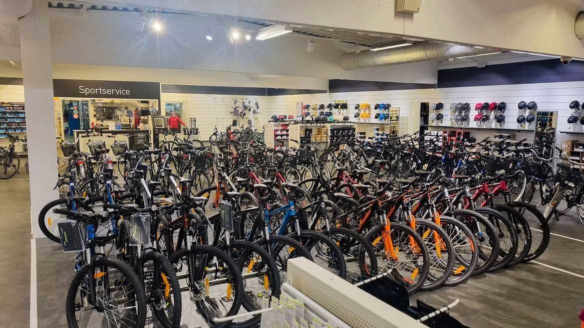 I butiken finns en stor verkstad för sportservice med kunnig personal.