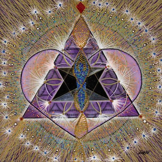 Detaljerat geometriskt konstverk i lila, guld och blått med en central triangulär och stjärnformad struktur omgiven av radiella ljuslinjer.