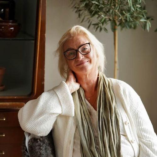 Eva och en staty av en tänkande person