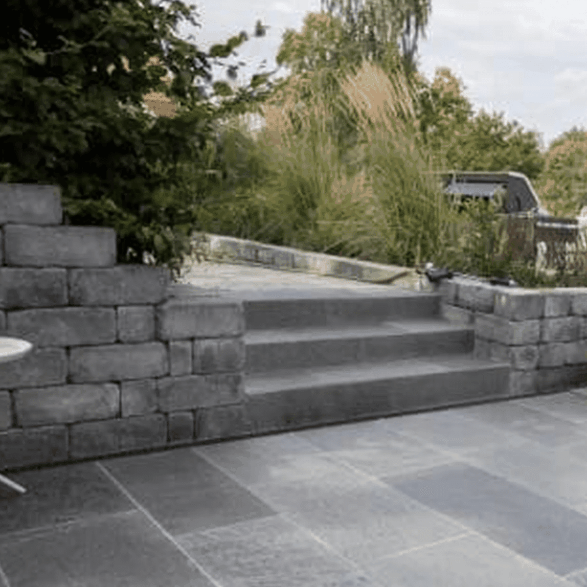 betongblock som mur vid trappa