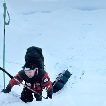 Per klättrar i snön