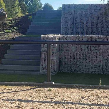 gabionmurar och stentrappa