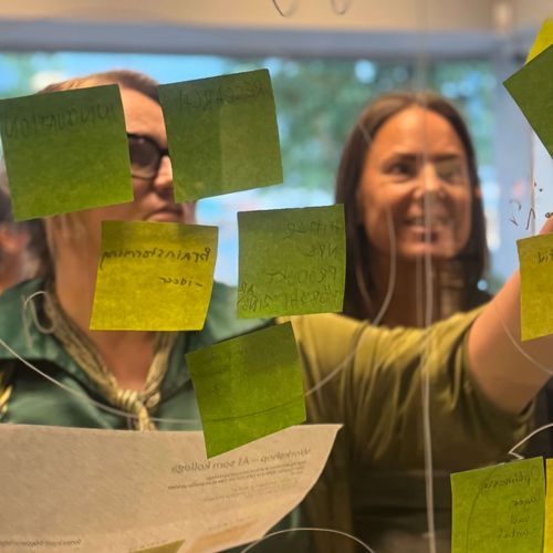 Två kvinnor som deltar i en AI-workshop