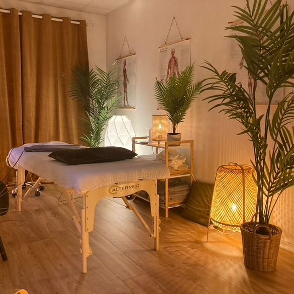 Mottagning för massage i Göteborg med mysig belysning och gröna växter