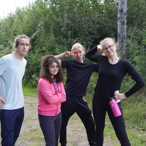Två elever som gör peace-tecken i Bruksparken i Finspång efter Stadsloppet 2022