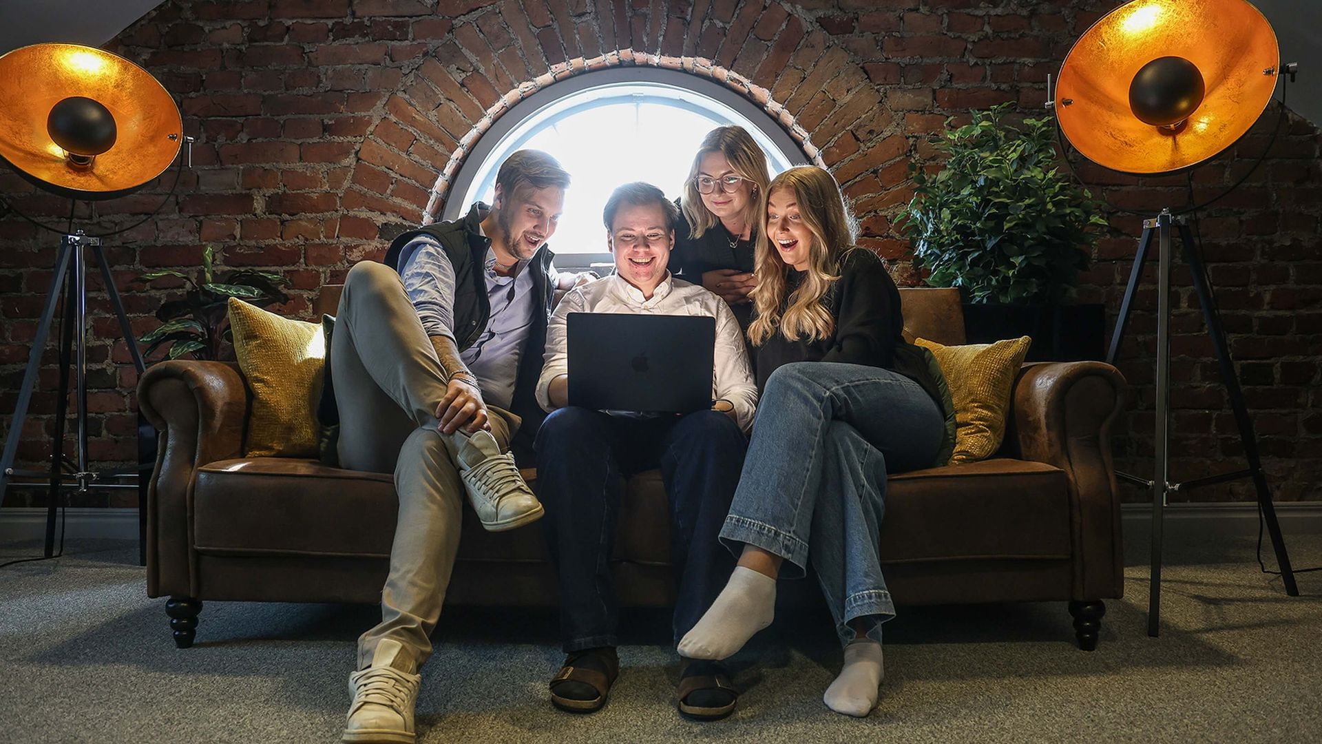 Amanda Dahlberg Glimnér, specialist inom GEO & SEO, tillsammans med Viktor Linder, frontend-utvecklare, Fanny Bidenär, Art Director, och Jonathan Kronstrand, annonsspecialist, tittar på en dator