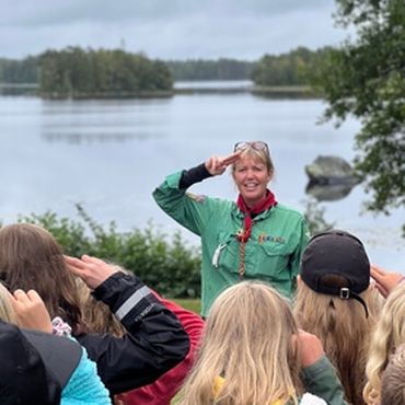 Bild på UV-scout som gör honnör