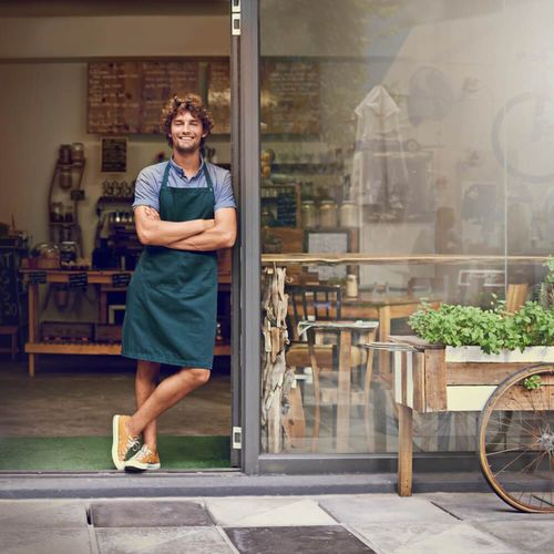 Ein Mann steht in der Tür eines Cafés