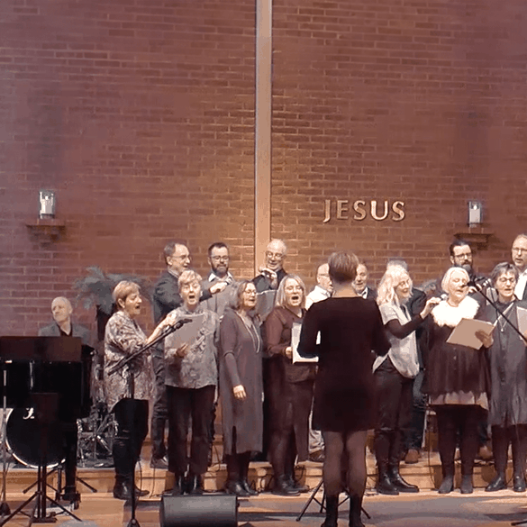Bild på körsångare i en kyrka