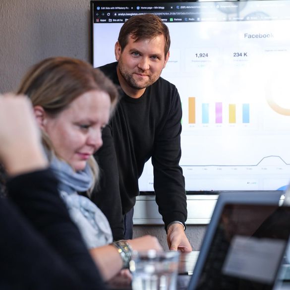 En person som presenterar varumärkesutveckling