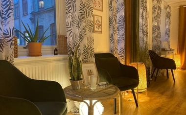 I väntrummet på Massageterapeuten Göteborgs mottagning, med fåtöljer och mysig belysning. 