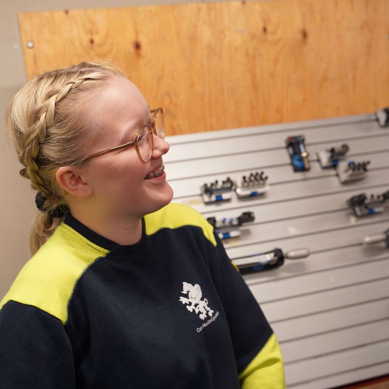 Alice ler mot klasskompis i elsalen på CNG