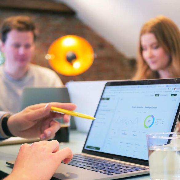 En person som analyserar SEO och sökmotoroptimering