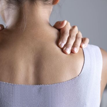 Hypertoniska spända muskler som värker är ett vanligt problem som hjälps av massage
