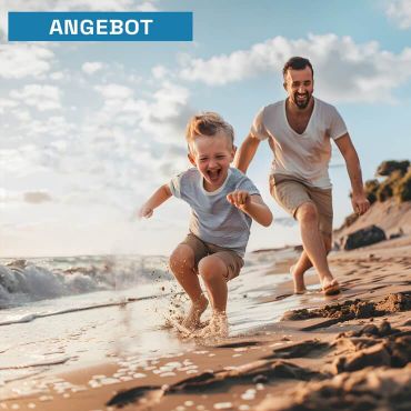 Vater und Sohn haben Spaß beim Spielen am Strand