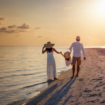 Familie spaziert am Strand