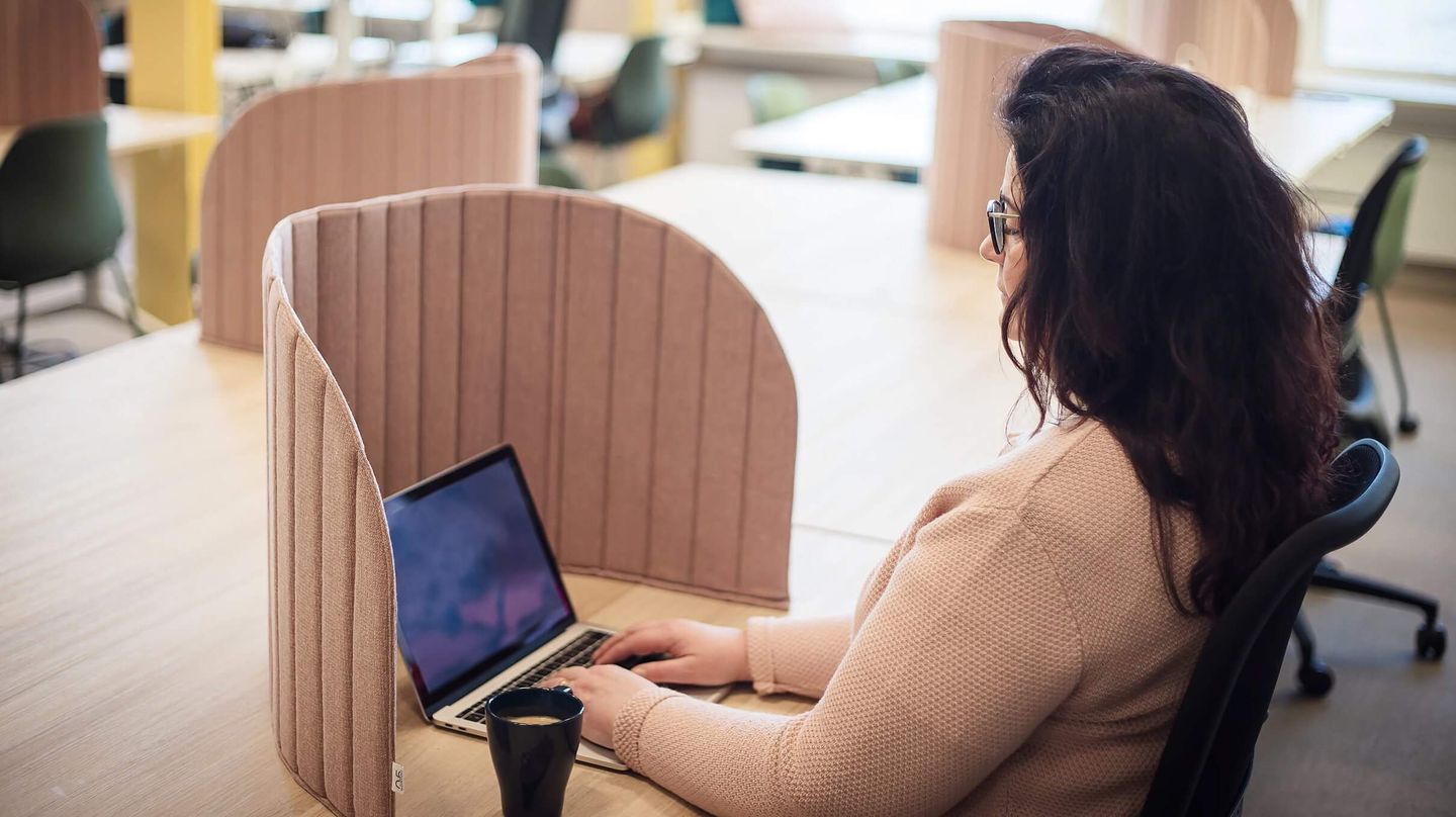 Person som skriver CV med sin dator