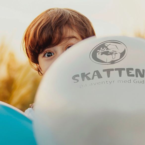 Bild på en kille bakom en ballong
