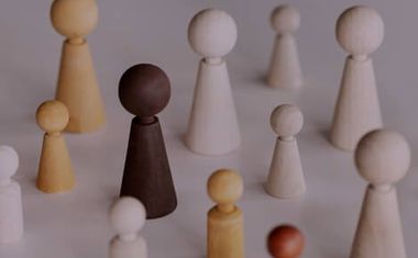 Små träfigurer som illustrera människor i grupp