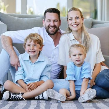 Familie vor dem Sofa