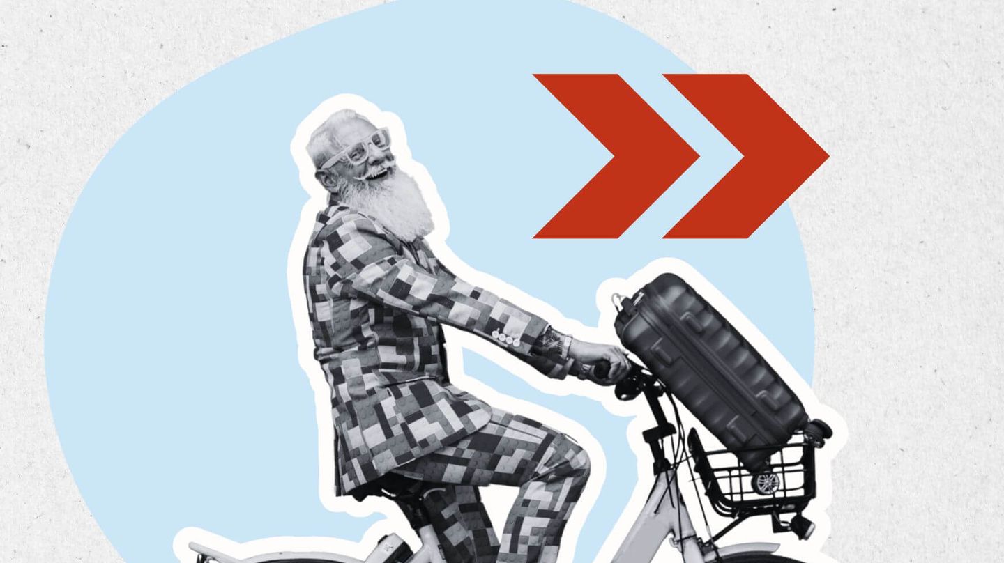 En äldre man med skägg cyklar framåt i en färgglad, rutig kostym. Bilden symboliserar rörelse, utveckling och att lämna gamla mönster i organisationer.