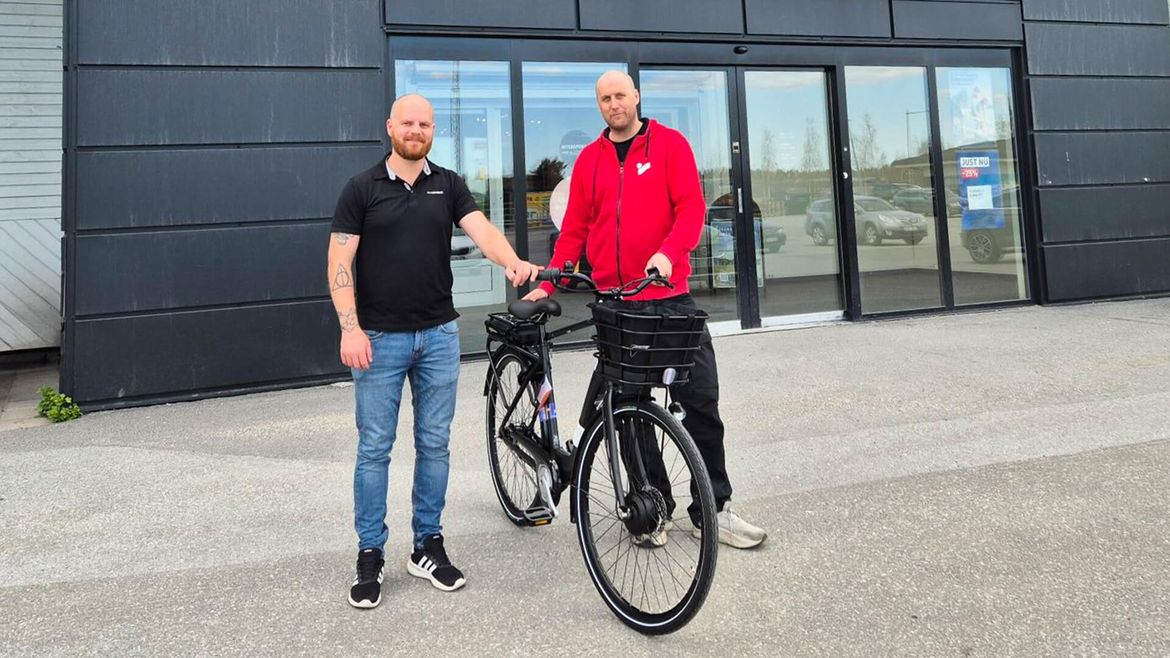 Andreas Qvarfordt, servicepartneransvarig Ecochange och Erik Eliasson, avdelningsansvarig Intersport Umeå