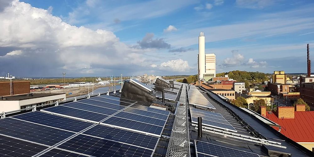Solceller på ett svart tak i solljus