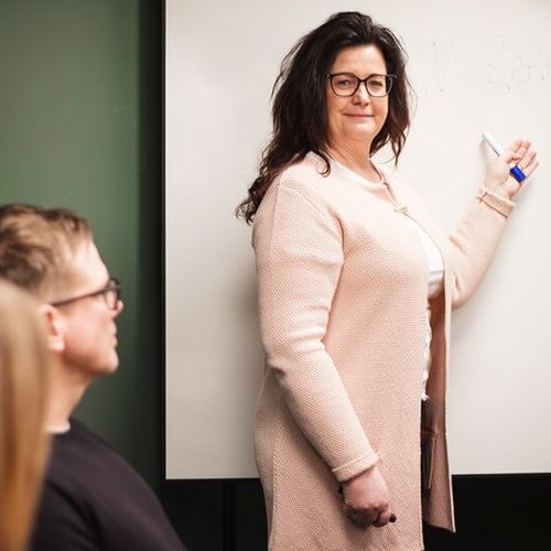 Annica håller utbildning