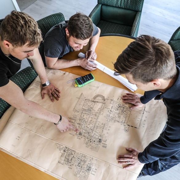 Rör & Sanitetsmontage kontrollerar ritning av fastighet inför totalentreprenad