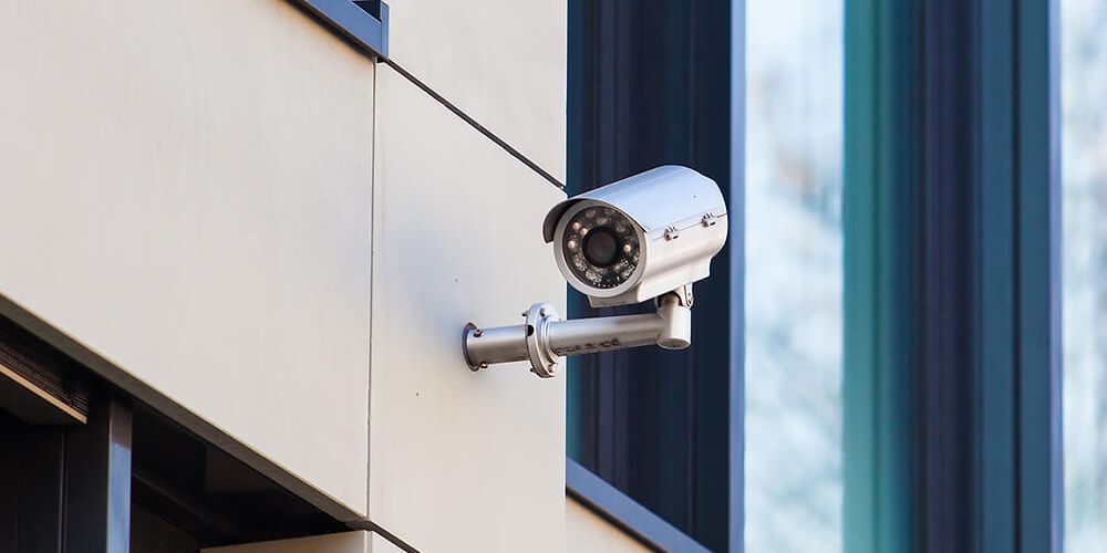 Kamera på fasad som används för kameraövervakning