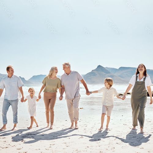Stor familij går på stranden