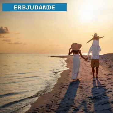 Familj går på stranden