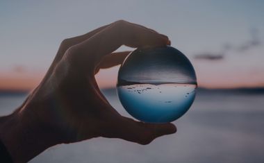 Glaskula där man igenom ser havet upp och ner