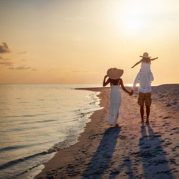  Familie spaziert am Strand