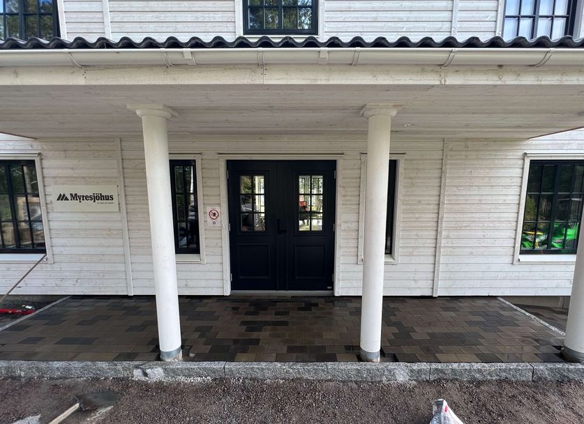stenbelagd entré till villa