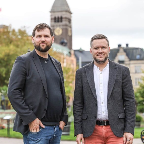 Två personer, grundare av Beegleton