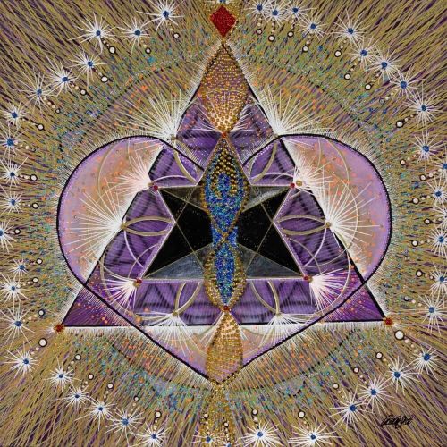 Detaljerat geometriskt konstverk i lila, guld och blått med en central triangulär och stjärnformad struktur omgiven av radiella ljuslinjer.