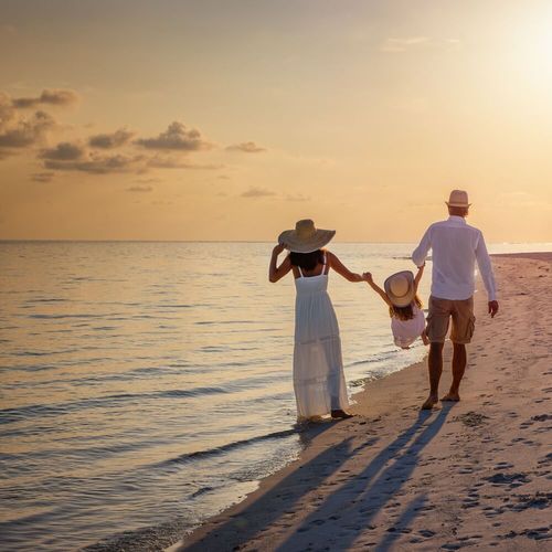 Familj som promenerar på stranden