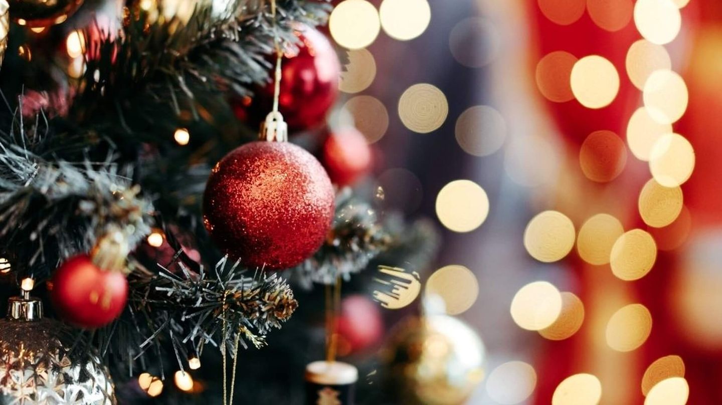 Julgran med dekorationer