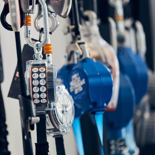 Fallskyddsutrustning och fallblock för arbete på höjd