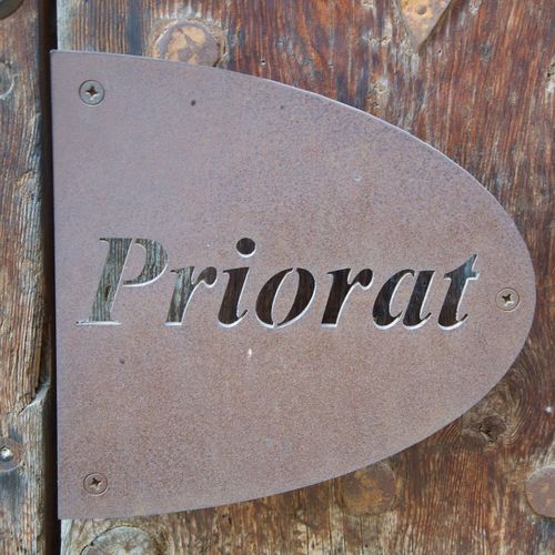 Texten "Priorat" på ett dörrhandtag